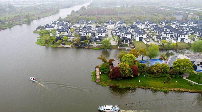 水韻湖城太清沿岸長(zhǎng)興縣楊家浦國(guó)控?cái)嘌桓?></a>
		<figcaption>
<h4>水韻湖城太清沿岸長(zhǎng)興縣楊家浦國(guó)控?cái)嘌桓?/h4>
<em>河道生修復(fù)工程</em>
<p>本工程位于洪橋鎮(zhèn)，本次生態(tài)修復(fù)范圍為北橫港及其叉港，東段為楊家浦閘至圖影扶欄橋段，西段為楊家浦港至陽(yáng)墩漾，主河道總長(zhǎng)7.36km，叉港總長(zhǎng)8.15km。所需松木樁規(guī)格為3米小頭11-12CM型號(hào)，所用數(shù)量為:10萬(wàn)根左右。松木樁在生態(tài)修復(fù)中可以發(fā)揮重要作用。它可以幫助改善水土流失，保護(hù)水體，減少污染物向水體的遷移，促進(jìn)水體環(huán)境的恢復(fù)。</p>
</figcaption>
		</figure>
			    <figure class=