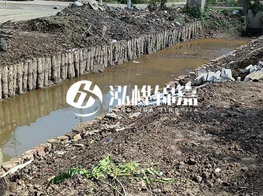 農(nóng)村最便宜的護(hù)坡做法-松木樁護(hù)坡靠譜嗎？