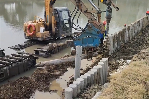 水泥樁批發(fā)廠家泓樺錦嘉-水泥仿木樁適合用于河道護坡嗎？