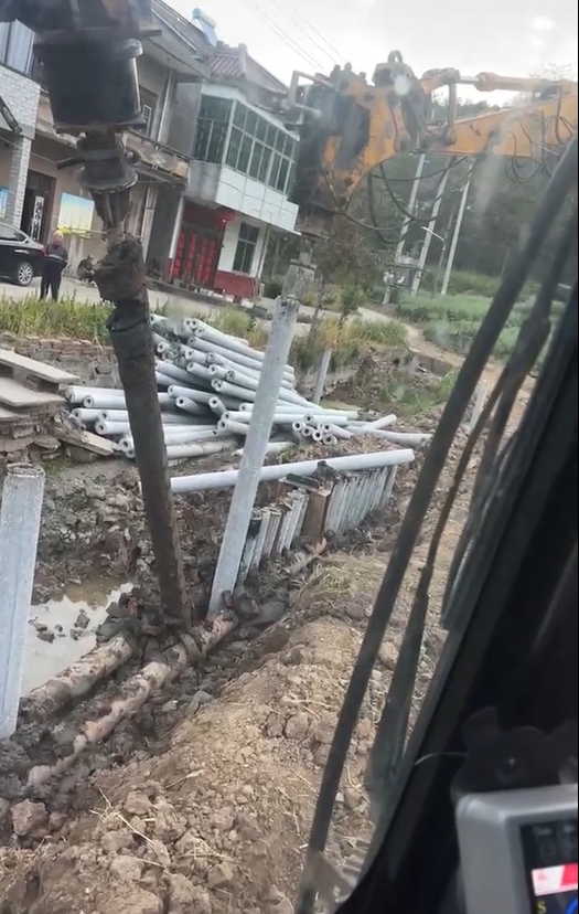 水泥仿木樁廠家泓樺錦嘉-水泥樁打樁是否需要預(yù)鉆孔？